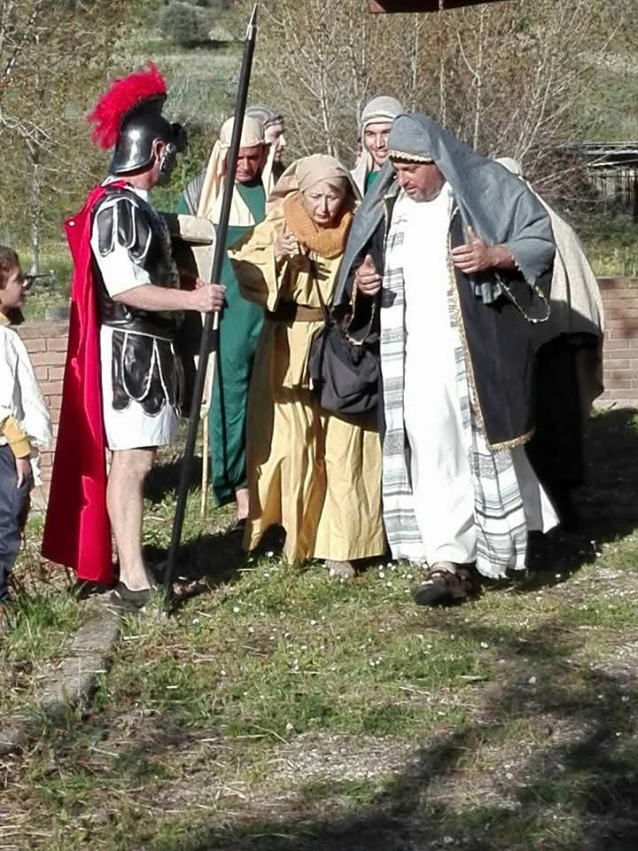 Figuranti in costume storico durante una rievocazione – Insieme per Nikita APS